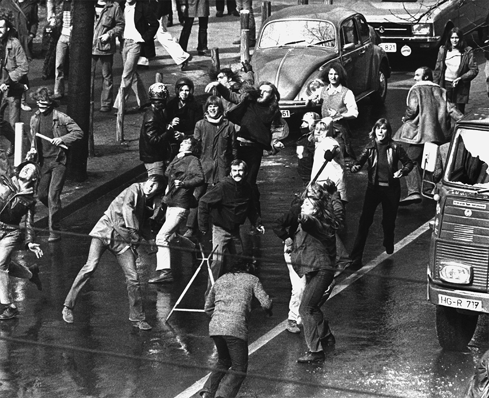 After the forced evacuation of an occupied house was announced, a street battle between police and the participants of a spontaneous demonstration took place in Frankfurt's Westend on March 28, 1973. Demonstrators used sticks and stones to defend themselves against water cannons and tear gas.
