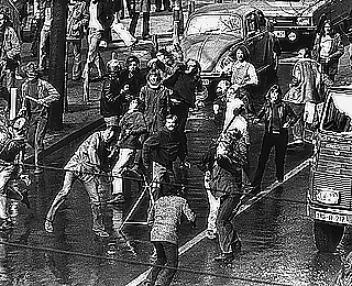 After the forced evacuation of an occupied house was announced, a street battle between police and the participants of a spontaneous demonstration took place in Frankfurt's Westend on March 28, 1973. Demonstrators used sticks and stones to defend themselves against water cannons and tear gas.