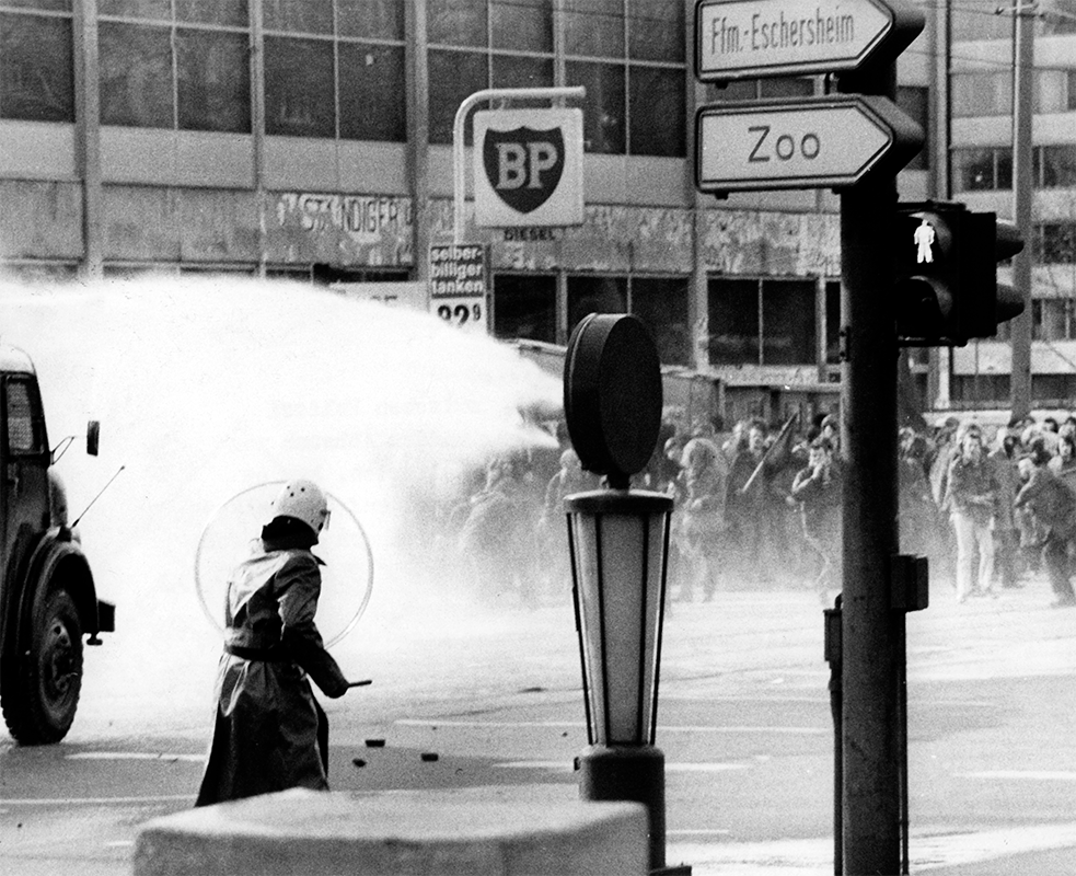 Auch am 23.02.1974 lieferten sich Polizei und Demonstranten auf dem Gelände der Universität in Frankfurt am Main heftige Straßenschlachten. Die Demonstranten protestierten gegen die Räumung und den Abriss von Mietshäusern im Frankfurter Westend.