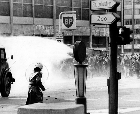 Στις 23.2.1974 σημειώθηκαν και πάλι σφοδρές συγκρούσεις μεταξύ αστυνομικών και διαδηλωτών στο χώρο του Πανεπιστημίου της Φρανκφούρτης. Οι διαδηλωτές διαμαρτύρονταν κατά της εκκένωσης και της κατεδάφισης κτιρίων ενοικιαζόμενων κατοικιών στο Βέστεντ της Φρανκφούρτης.