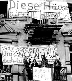 Etwa 50 junge Leute besetzten am 13.11.1979 zwei leerstehende Häuser im Frankfurter Westend. Wie ein STudierenden-Sprecher betonte, wollten sie mit der Besetzung gegen die Wohnungsnot von Studenten protestieren. 
