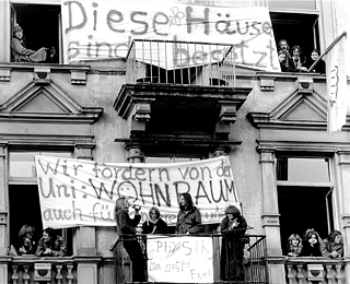 Etwa 50 junge Leute besetzten am 13.11.1979 zwei leerstehende Häuser im Frankfurter Westend. Wie ein STudierenden-Sprecher betonte, wollten sie mit der Besetzung gegen die Wohnungsnot von Studenten protestieren. 