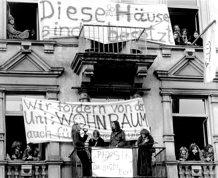 Op 13 november 1979 bezetten een vijftigtal jongeren twee leegstaande huizen in de Frankfurtse buurt Westend. Een woordvoerder van de studenten benadrukte dat ze hiermee wilden protesteren tegen de woningnood onder studenten. On November 13, 1979, some fifty young people occupied two vacant houses in the Westend district of Frankfurt. A spokesperson for the students emphasized that they wanted to protest against the housing shortage among students.