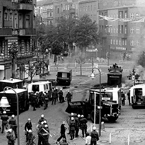 Mit großem Polizeiaufgebot wurden 1981 besetzte Häuser in Berlin geräumt. Am Rande einer solchen Räumung kam auch der 18-jährige Klaus-Jürgen Rattay unter nicht eindeutig geklärten Umständen zu Tode. In der darauf folgenden Nacht kam es zu schweren Ausschreitungen zwischen Hausbesetzern und deren Sympathisanten und der Polizei.