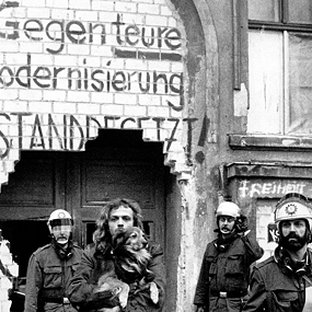 Ein Hausbesetzer wird am 24.3.1981 von der Polizei zum Einsatzwagen gebracht.