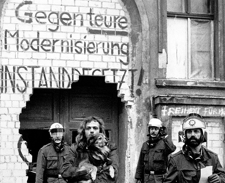 Een kraker wordt op 24 maart 1981 naar een politiewagen geleid. 