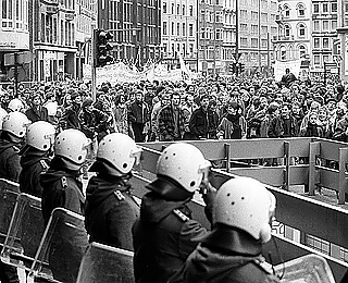 Mit einer Demonstration durch die Hamburger Innenstadt protestierten am 20.12.1986 Tausende gegen den Abriss von Häusern in der Hafenstrasse.