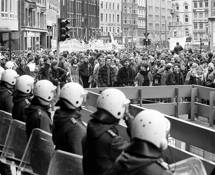 Op 20 december 1986 trokken duizenden demonstranten door het centrum van Hamburg om te protesteren tegen de sloop van huizen in de Hafenstraße. 