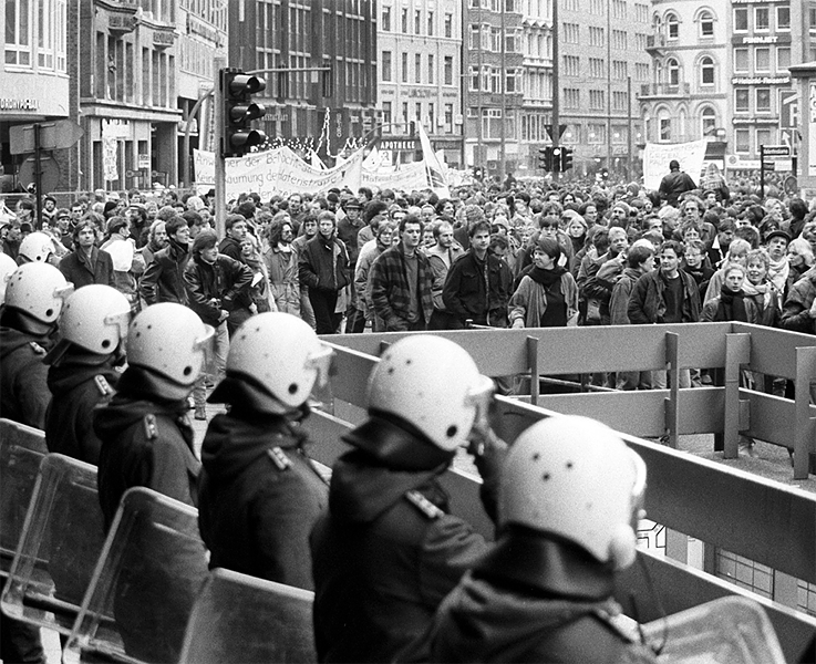 On 20 December 1986, thousands of demonstrators traveled through the center of Hamburg to protest against the demolition of houses in Hafenstraße.