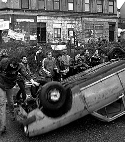 Residents of the Hafenstraße open a street barricade on 18 November 1987. The years of struggle for the preservation of the buildings in the Hafenstraße in Hamburg, inhabited and often squatted by a colorful group of young people, ended on November 19, 1987 in a peaceful way thanks to a lease agreement.