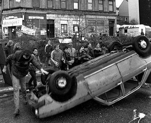 Κάτοικοι της Χάφενστρασσε ξεστήνουν οδοφράγματα στις 18.11.1987. Οι πολυετείς αγώνες για τη διατήρηση των κτιρίων της Χάφενστρασσε στο Αμβούργο, τα οποία κατοικούσαν ή είχαν καταλάβει νέοι άνθρωποι ενός πολυσυλλεκτικού χώρου, τερματίστηκαν ειρηνικά στις 19.11.1987 με μια συμφωνία μίσθωσης για τους ενοίκους τους.