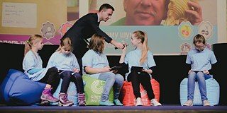 Junge Studierende der Kinderuni im Gespräch.