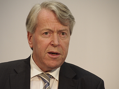 Professor Martin Hellwig war bis 2017 Direktor des Max-Planck-Instituts zur Erforschung von Gemeinschaftsgütern in Bonn. Der Ökonom war von 1998 bis 2004 Vorsitzender der unabhängigen Monopolkommission in Deutschland und ist Mitglied des Wissenschaftlichen Beirats des Bundesministeriums für Wirtschaft und Energie.
