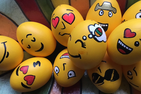 Damit die Kunst des Eier-Verzierens nicht in Vergessenheit gerät, veranstaltet das Osterei-Museum immer wieder Aktionen mit Kindern. Zum Beispiel bringen die Ei-Künstlerinnen Daniela Löbbe und Ruth Gwosdz Schülern im Kunstunterricht ihre Arbeitstechniken bei. Entstanden sind dabei bunte Popart-Eier, Emoji-Eier, Ninja-Eier und Eier mit glitzernden Blumenwiesen.