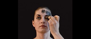 Die Künstlerin stempelt ihr Gesicht