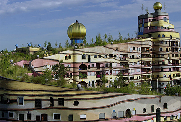 <b>La Waldspirale à Darmstadt</b><br/>L'artiste Friedensreich Hundertwasser a fourni les plans pour cet immeuble unique à Darmstadt, achevé en mai 2000. Plutôt que des angles droits ou des lignes droites, les 105 appartements du complexe en forme de U nommé «Waldspirale» présentent des clochers à bulbes tandis qu’à leurs fenêtres poussent des arbres. Hundertwasser a également conçu des bâtiments à Essen, Francfort, Magdeburg et dans d'autres villes allemandes.