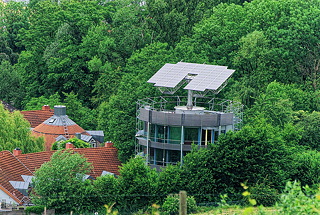 <b>Heliotroop in Freiburg im Breisgau</b><br/>Een “draaiend zonnehuis”: dat is de in 1994 in gebruik genomen meergezinswoning van architect Rolf Disch in Freiburg am Breisgau. Het gebouw heeft ramen aan één kant, die afhankelijk van het weer wel of niet naar de zon gedraaid wordt. In combinatie met een gesofisticeerde warmte-isolatie en een flexibel zonne-energiesysteem produceert het gebouw ongeveer vijf keer zoveel energie als het verbruikt. Architect Disch ontwierp later ook de “Freiburger Solarsiedlung”, die 59 plus-energiewoningen omvat. 