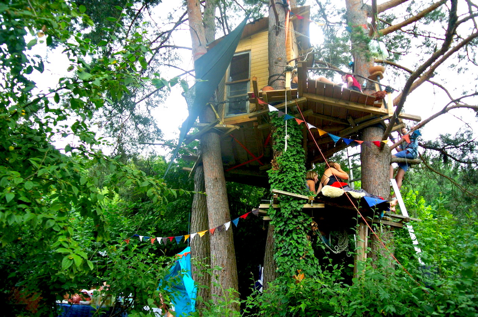 <b>Among the leaves</b><br><br>For the summer of 2018, Lili built herself a treehouse four meters above the ground in Freiburg where she attends university. She furnished it with a large bed, a desk and a small cupboard with two hotplates. “It is a really great feeling and I don’t feel like I’m missing anything,” she says. The environmental studies student looks out into the green forest through six windowpanes. A small terrace holds a washbasin with a composting toilet beneath. For a hot shower she visits the public pool or her old flat share.