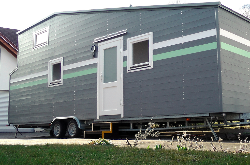 <b>A mini-house of her own</b><br><br>Lisa Maria chose a trailer for her own four walls. In just 20 square metres, she has everything she needs: a bed, kitchen, bathroom, washing machine, oven and dishwasher. The spike in rental prices in recent years was the impulse for the tiny-house project she vlogs about. Now the philosophy student has her own little home near Karlsruhe for just 35,000 euros. As soon as she can purchase a plot of land, she plans to move the tiny house there and hook her home up to the water and electricity lines.