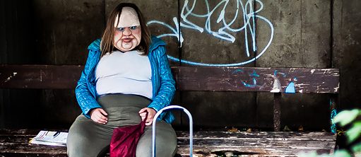 Julia Raab als „Die Dicke“. Szene aus der Theatervorführung