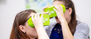 Mädchen in der VR-Cardboardbrille