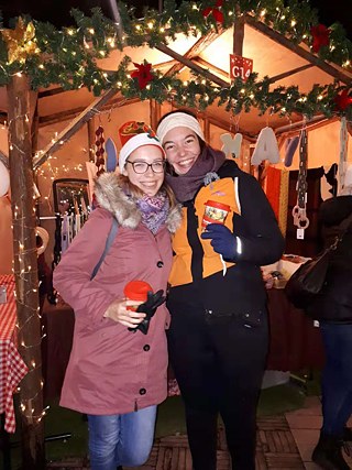 Caro – die andere Praktikantin aus Shanghai – und ich auf dem Weihnachtsmarkt