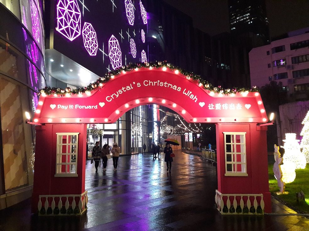 Der Eingang zu Shoppingmall – „traditionell“ in Pink gehalten