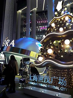 Ein beliebtes Fotoobjekt: die silberne Pandora-Kugel und der Weihnachtsbaum daneben