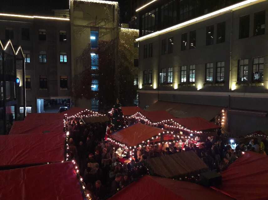 Der gut gefüllte Weihnachtsmarkt