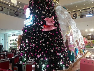 Ein etwas anderer Weihnachtsschmuck: Fliegende Schweine und dahinter der Eisberg