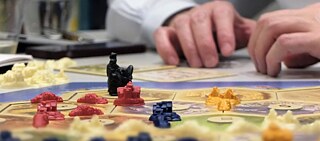 Ein Spieler spielt ein Brettspiel am Goethe-Institut New York