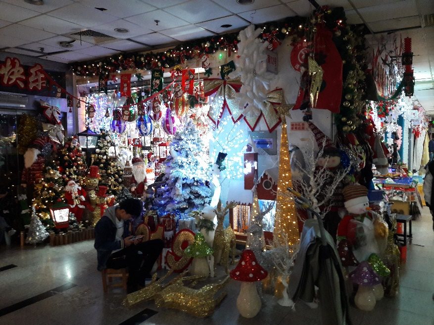 Einer der vielen kleinen Stände, der die Weihnachtsdeko nach draußen verlagern musste
