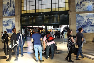 Uma importante porta de entrada para o coração da Invicta, a Estação de São Bento é todos os dias a reta final e o ponto de partida das viagens de inúmeras pessoas. Mas para habitantes locais e estudantes, o charme histórico louvado por centenas de turistas diariamente não é suficiente para diminuir a frustração causada por carruagens sobrecarregadas durante a hora de ponta. 