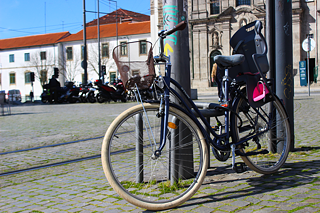 Ao contrário de Lisboa, o Porto não tem nenhum serviço de bicicletas partilhadas. O número reduzido de ciclovias pode ser uma das razões. Como tal, não é frequente ver pessoas a pedalar pela cidade, mas há sempre exceções à regra.
