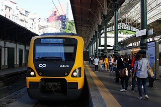 Apesar da rede de comboios que serve o Porto ser moderna e os seus utilizadores poderem gabar-se de um nível de conforto para muitos superior ao oferecido na capital, é possível ouvir interjeições pontuais de descontentamento durante viagens. Há pouco tempo diria que têm sempre por base os atrasos ocasionais e o elevado valor dos passes mensais. Mas o cenário mudou com a substancial descida do preço dos mesmo.