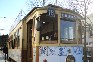 No lado oposto do espectro está o elétrico. Mais um ex-libris imprescindível de ser fotografado do que um meio de transporte viável, os elétricos do Porto devem a sua continuação aos turistas que optam por explorar as ruas da baixa portuense de uma maneira diferente. A sua lentidão e o equipamento antiquado pouco confortável repelem a grande maioria dos locais, especialmente os mais jovens. 