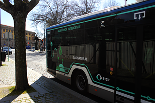 No entanto, a maior vantagem é mesmo ambiental. Além de ser mais prático do que conduzir pelo Porto em jornadas infindáveis à procura de estacionamento ou de atalhos para evitar o trânsito, estará ainda a contribuir para uma redução significativa das emissões de carbono. As novas viaturas “verdes” da STCP são, agora, um fator de motivação extra para deixar o carro em casa. 