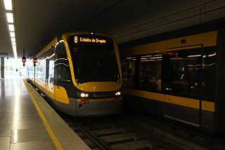 Uma das mais recentes adições à rede de transportes públicos do Porto, o metro abriu portas a incontáveis residentes do distrito do Porto. Rita Sousa, por exemplo, nunca poderia ter aceite o seu emprego na baixa portuense, meramente por viver na Póvoa de Varzim e não possuir veículo próprio. 