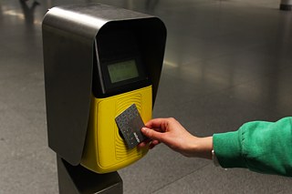 E cada vez mais, o serviço do metropolitano impacta positivamente a vida de Rita. A nova tarifa do passe único já em vigor significa que a jovem, por um preço mais reduzido, tem acesso a todas as zonas que compõem o mapa da rede do Metro do Porto, o que antes não acontecia: “Acho fantástico. O passe único resulta numa poupança de 30€ por mês, o que para quem está em início de carreira é fundamental”, afirmou.