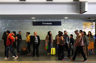 O edifício modesto da Estação da Trindade pode passar despercebido aos mais distraídos, mas é aqui que reina o murmúrio constante da maioria dos passageiros em espera do Metro do Porto. Enquanto utilizadora casual deste serviço, foi sempre a partir desta estação que realizei as minhas viagens, pois é a mais central e simultaneamente a única que faz ligação com todas as linhas