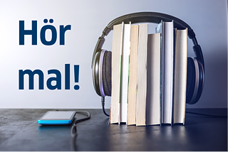 Buch mit Kopfhörer neben Handy