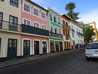 Bunte Häuser in Angra