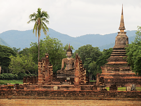 Der glockenförmige Bau rechts sieht aus wie Tempel auf Sri Lanka