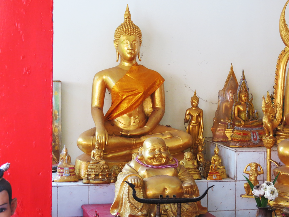 Hinten ein thailändischer Buddha, vorne der chinesische Buddha