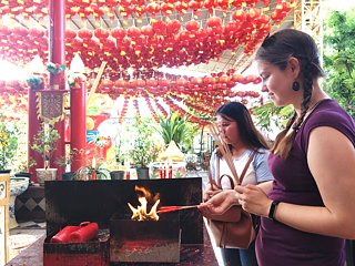 Räucherkerzen entzünden