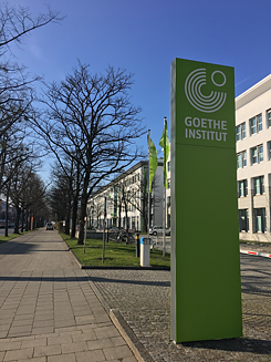 Vor der Zentrale des Goethe-Instituts