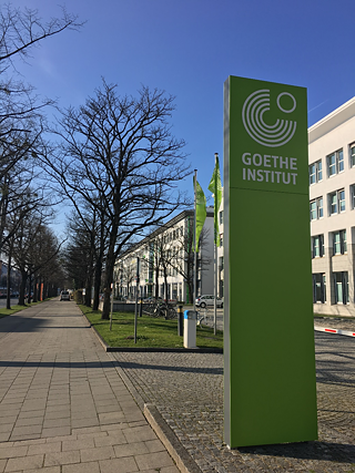 Vor der Zentrale des Goethe-Instituts