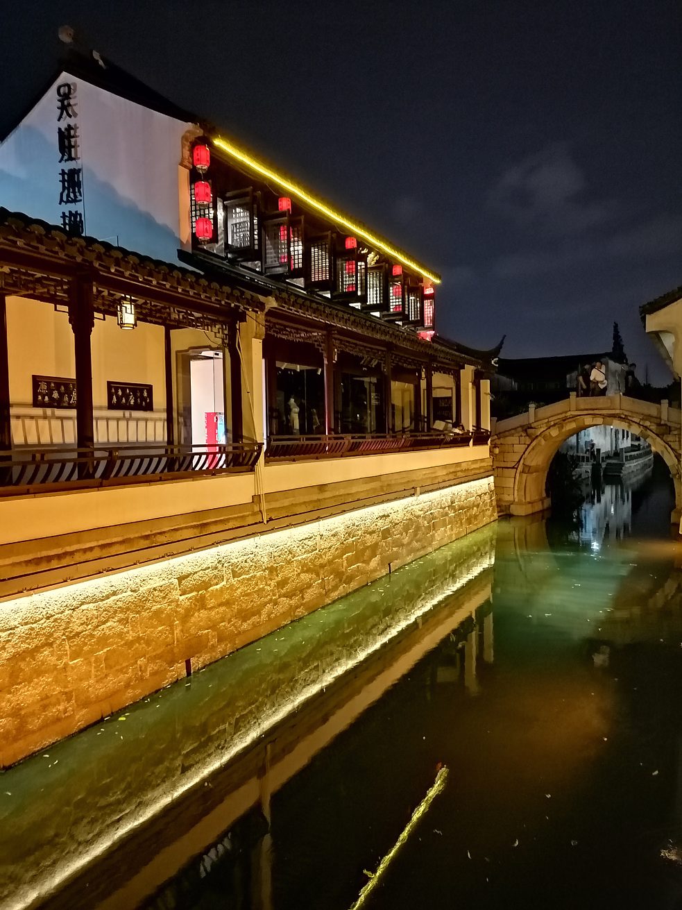 Schön beleuchtet ist auch der Kanal der Pingjiang Straße