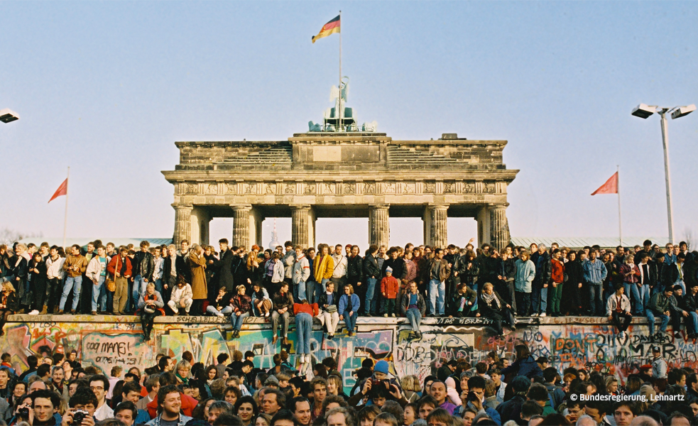 Menschen auf der Mauer am 9.November 1989