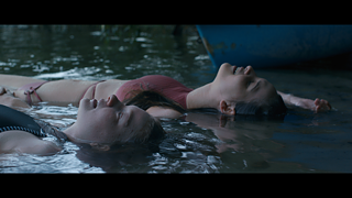 Szene aus dem Film "Schwimmen" von Luzie Loose. Die beiden Freundinnen Elisa und Anthea im Wasser